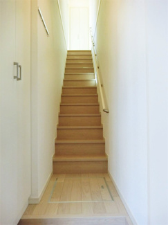 【展望】 | 玄関から室内への景観です！階段を上がると洋室13.1帖のお部屋があります♪上り下りが安心の手すりが付いています！