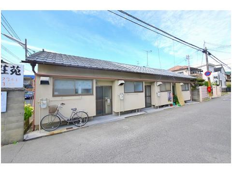 春日荘苑の外観|昔ながらの落ち着く外観です。