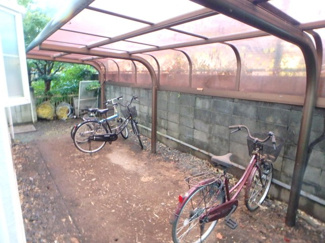 【その他共用部分】 | 屋根付きの駐輪場。