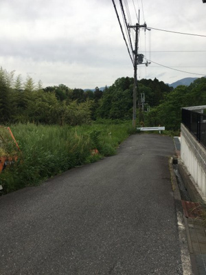 【前面道路含む現地写真】 | 大津市仰木の里東8丁目16　売土地 | 東側の前面道路（南側から）
