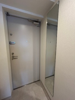 SERENiTE江坂四番館の玄関|収納もある玄関です