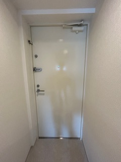 SERENiTE江坂四番館の玄関|収納もある玄関です