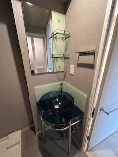 SERENiTE江坂四番館の独立洗面台|独立洗面台、小物を置くことができて便利です