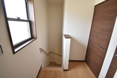 【その他共用部分】 | 【新築戸建・いつでも内覧可能】箕面市百楽荘4丁目　新築戸建て | 3階です。各階には窓があり、採光も確保されています。階段は手すり付きです。