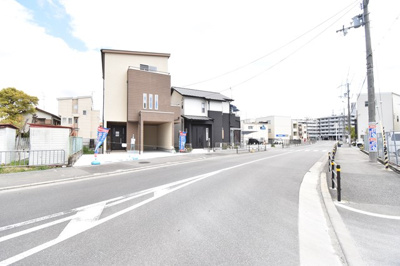 【前面道路含む現地写真】 | 【新築戸建・いつでも内覧可能】箕面市百楽荘4丁目　新築戸建て | 見通しの良い広い道路で整備された歩道もあります。