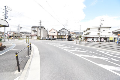 【周辺】 | 【新築戸建・いつでも内覧可能】箕面市百楽荘4丁目　新築戸建て | この先には阪急箕面線の踏み切りがあります。踏切を渡って道路を進むと阪急箕面線の「桜井」駅があります。