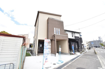 【外観】 | 【新築戸建・いつでも内覧可能】箕面市百楽荘4丁目　新築戸建て | 物件資料を、メールやご郵送にてお届けすることが可能です。また、お客さまのご不明な点がありましたら、お気軽に弊社スタッフまでお聞きくださいませ。