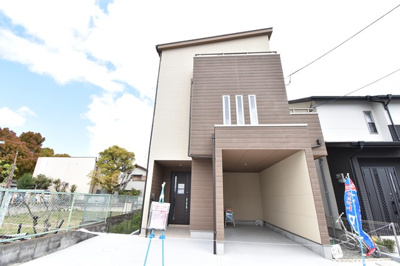 【外観：施工例】 | 【新築戸建・いつでも内覧可能】箕面市百楽荘4丁目　新築戸建て | 茶系のナチュラルカラーの外観です。