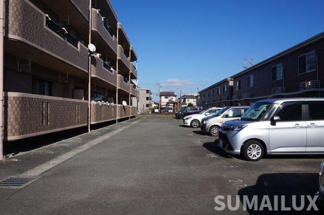 熊本市東区長嶺南８丁目の賃貸マンションの駐車場