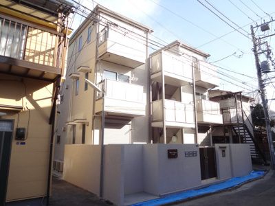 【外観】 | マードレネギシ | マードレネギシ　２０１４年１月築。オートロック付です。鶯谷駅から徒歩５分・入谷駅から徒歩８分の好立地。閑静な住宅街で静かな環境。木造３階建てのアパート。住友林業施工物件。１フロア２世帯。全室角部屋。