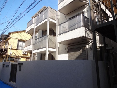 【外観】 | マードレネギシ | マードレネギシ　２０１４年１月築。オートロック付です。鶯谷駅から徒歩５分・入谷駅から徒歩８分の好立地。閑静な住宅街で静かな環境。木造３階建てのアパート。住友林業施工物件。１フロア２世帯。全室角部屋。