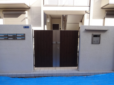 【エントランス】 | マードレネギシ | マードレネギシ　２０１４年１月築。オートロック付です。鶯谷駅から徒歩５分・入谷駅から徒歩８分の好立地。閑静な住宅街で静かな環境。木造３階建てのアパート。住友林業施工物件。１フロア２世帯。全室角部屋。