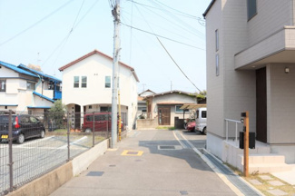 【前面道路含む現地写真】