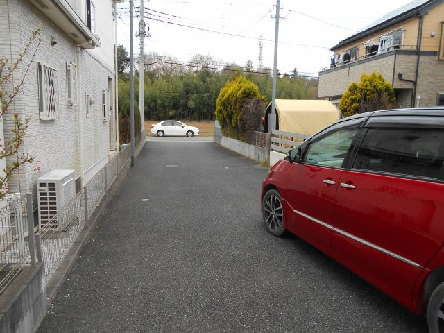 川越市下広谷　中古戸建の前面道路含む現地写真|西側約６ｍ公道に約3.95ｍ接道