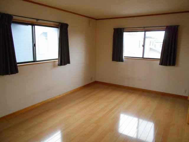 川越市下広谷　中古戸建の洋室|２階１２帖の主寝室です