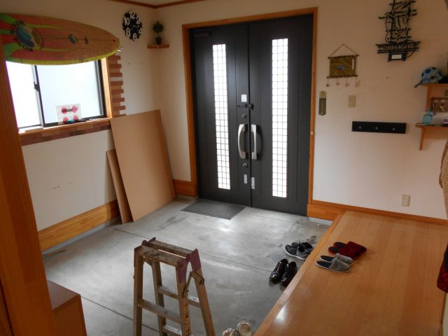 川越市下広谷　中古戸建の玄関|広めの玄関で使い勝手良好です