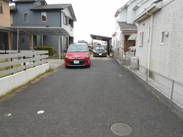 川越市下広谷　中古戸建の前面道路含む現地写真|西側約６ｍ公道に約3.95ｍ接道