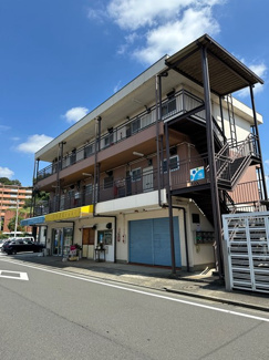 【外観】 | 小田急線「柿生」駅まで徒歩圏内！3階建てマンションです♪スーパーやコンビニが近くて便利な住環境です☆