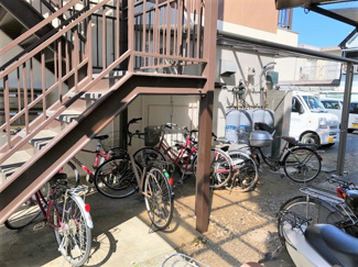 【その他共用部分】 | 屋根付きの駐輪場で雨が降っても大切な自転車が濡れなくてすみますね♪駅まで自転車もおすすめです！
