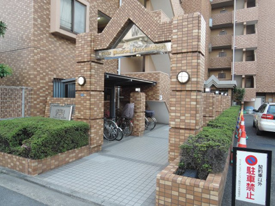 【エントランス】 | ライオンズマンション鶴見中央 | JR京浜東北線「鶴見」駅徒歩10分、京浜急行本線「京急鶴見」駅徒歩9分。
忙しい朝が助かる立地、暮らしにゆとりが生まれます。
