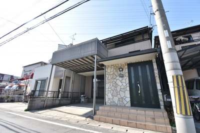 【外観】 | 【　２階リビング×ルーフバルコニー×摂津市鳥飼中古戸建　】いつでも内覧可能です！ | 物件資料を、メールやご郵送にてお届けすることが可能です。また、お客さまのご不明な点がありましたら、お気軽に弊社スタッフまでお聞きくださいませ。