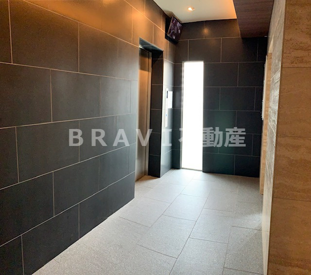 プラシード新町　BRAVI不動産のロビー|【プラシード新町】落ち着いたロビーです
