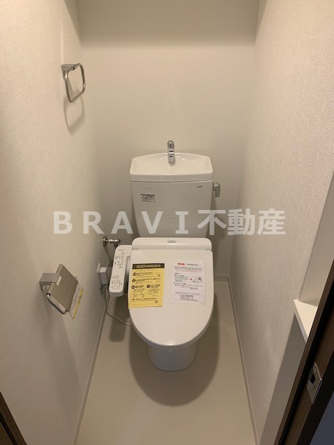 エスカーサ大阪WEST九条駅前　BRAVI不動産のトイレ|【エスカーサ大阪WEST九条駅前】落ち着いた色調のトイレです