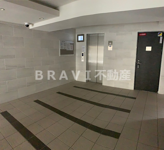 エスカーサ大阪WEST九条駅前　BRAVI不動産のロビー|【エスカーサ大阪WEST九条駅前】毎日通るロビーはこのようになっています