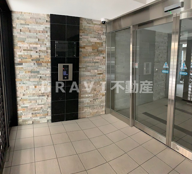 エスカーサ大阪WEST九条駅前　BRAVI不動産のエントランス|【エスカーサ大阪WEST九条駅前】落ち着いたエントランスです