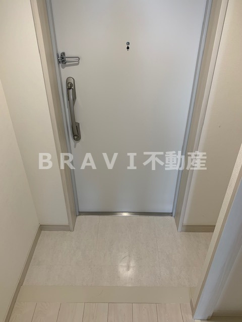 エスカーサ大阪WEST九条駅前　BRAVI不動産の玄関|【エスカーサ大阪WEST九条駅前】きれいな玄関です