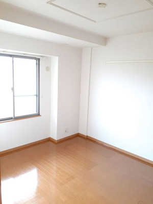 【寝室】 | メゾン・ド・フラン | 広くて明るい寝室