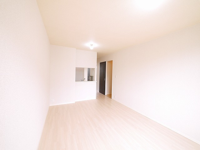 グリーンメゾン菰川Cの居間・リビング|ゆったり過ごせるリビングです