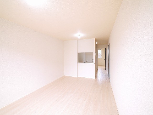 グリーンメゾン菰川Cの居間・リビング|ゆったりとしたリビングです