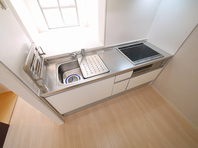 グリーンメゾン菰川Ｃのキッチン|３口コンロのシステムキッチンです