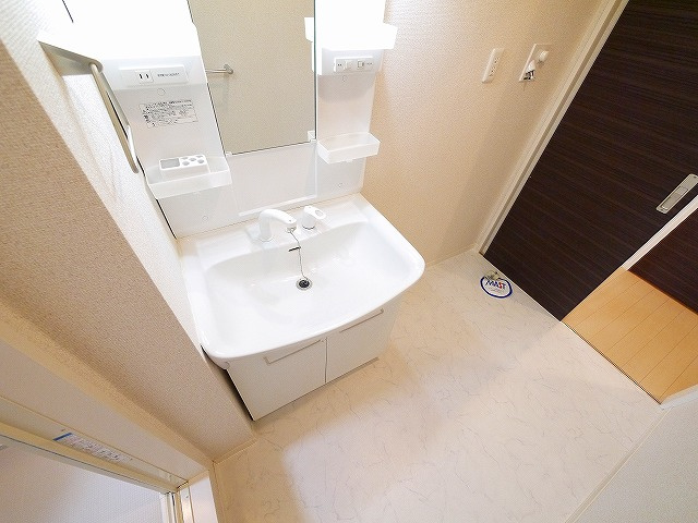 グリーンメゾン菰川Ｃの洗面所|忙しい朝には欠かせない洗面所です