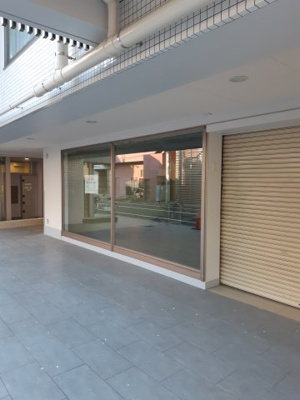 【外観】 | ベルコート上連雀　1階店舗事務所 | 東側駐車場スペース