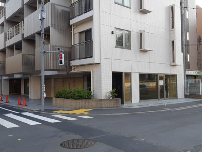 【外観】 | ベルコート上連雀　1階店舗事務所 | 連雀通りに面した北東の角で視認性もよい立地