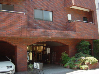 【外観】 | 外観タイル張り　レンガ色　東向き　店舗エントランス　駐車場区画1台分あり　現在全使用者衣料販売店の内装　現況渡し　内覧可