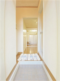 【展望】 | 玄関から室内への景観です！キッチンの奥に洋室7帖のお部屋があります♪