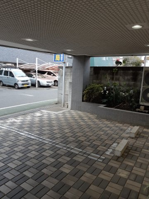 【駐車場】 | 三義ビル | 1階屋根付き駐車場　13,000円（消費税別）　敷金1ヶ月