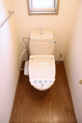 【トイレ】 | クレールテラスB【SHM】 | 人気のシャワートイレ・バストイレ別です♪窓のあるトイレで換気もOK☆嫌なニオイがこもりません♪横にはタオルを掛けられるハンガーもあります♪