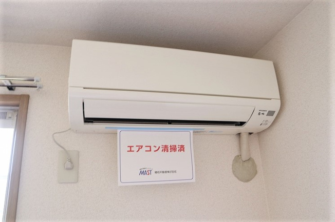 【設備】 | クレールテラスB【SHM】 | 暑い夏や寒い冬に大活躍！リビングダイニングと洋室5.3帖にはエアコン付きです☆冷暖房完備で1年中快適に過ごせます♪