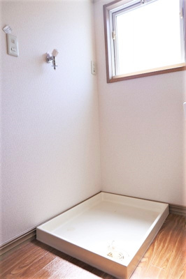 【設備】 | クレールテラスB【SHM】 | 洗面所内、シャンプードレッサー横にある室内洗濯機置き場です♪防水パンが付いているので万が一の漏水にも安心です！