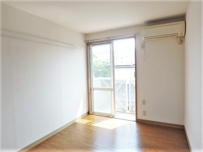 【洋室】 | クレールテラスB【SHM】 | 2階・バルコニーに繋がる南西向き洋室5.3帖のお部屋です！こちらのお部屋もエアコン付きで1年中快適に過ごせますね☆