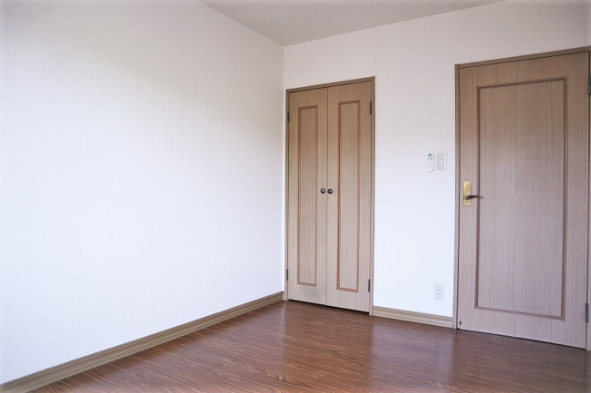 【子供部屋】 | クレールテラスB【SHM】 | 2階・クローゼットのある南西向き洋室5.3帖のお部屋です！お洋服の多い方もお部屋が片付いて快適に過ごせますね♪
