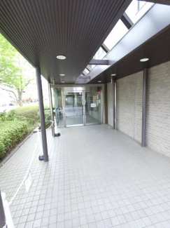【エントランス】 | 京急本線「金沢文庫」駅徒歩10分、金沢シーサイドライン「海の公園南口」駅徒歩9分。
通勤時間の短縮でご家族と過ごす時間を増やす事が出来ます。