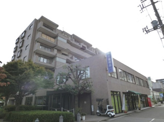 【外観】 | 3階南東角部屋・二面バルコニーにつき採光・風通し良好です。
家族と会話が弾む対面キッチン採用。