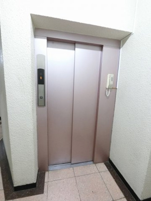 【その他共用部分】 | ニックハイム梅屋敷 | お買い物時やベビーカーの出し入れに便利なエレベーター付