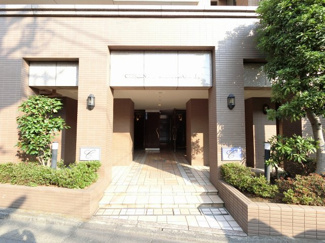 【エントランス】 | 京急本線「京急蒲田」駅徒歩11分・「梅屋敷」駅徒歩10分と好立地。
通勤時間の短縮でご家族と過ごす時間を増やす事が出来ます。