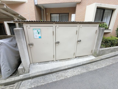 【その他共用部分】 | バームハイツ菊名参番館壱 | ゴミ置き場です。
鍵付きでしっかり管理されてます。